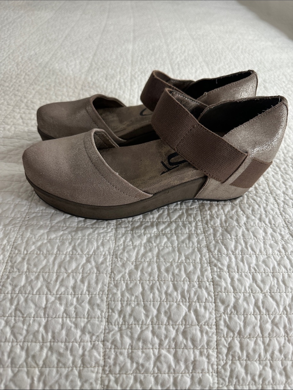OTBT women’s 8 wedge heel Mary Jane - Picture 2 of 4
